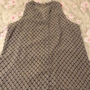 Sleeveless blouse with pleating